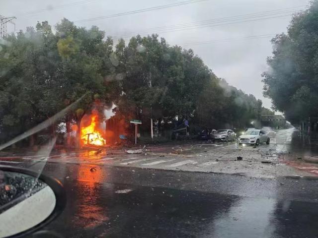 小鹏汽车回应“雨天飙车失控散架起火”：配合相关部门进行事故处理