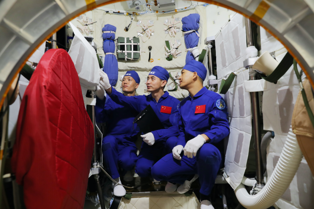 2023年8月22日，神舟十八号航天员乘组在飞船轨道舱训练。徐部 摄