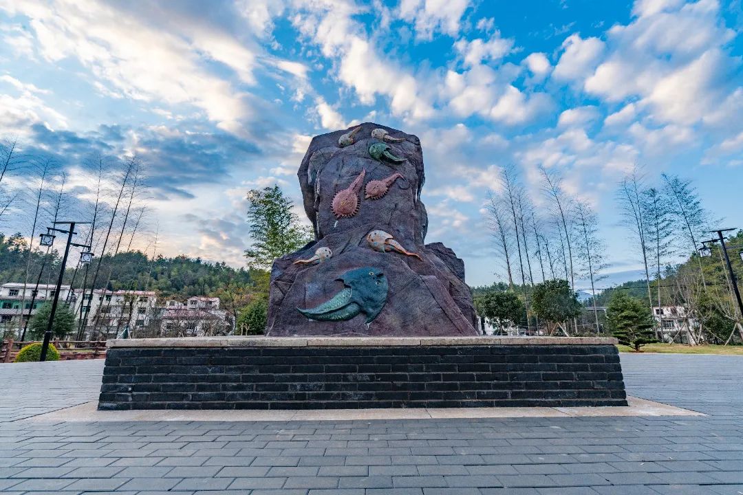 江西武宁县澧溪镇化石广场上的化石雕像。