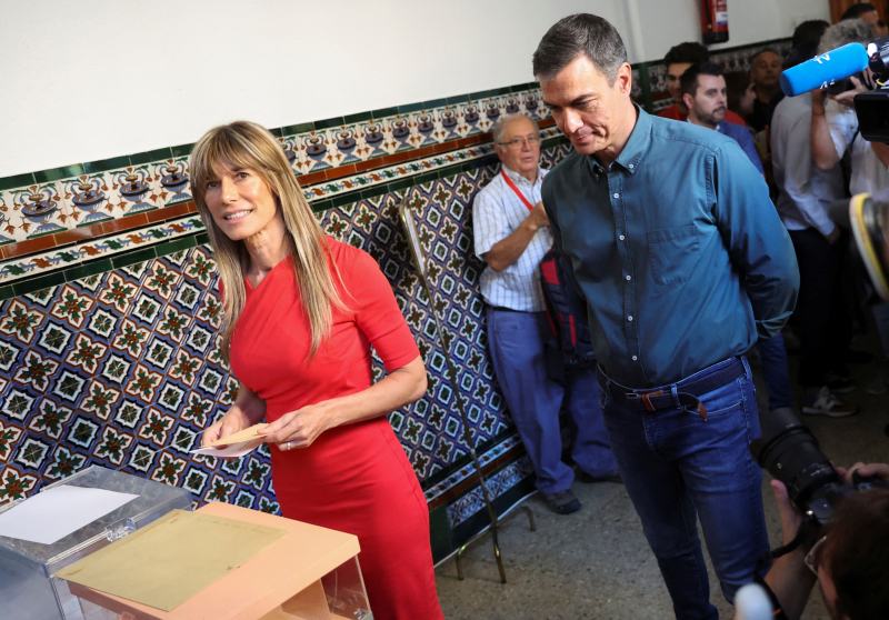 资料图：西班牙首相桑切斯和妻子贝戈尼娅。图/IC photo