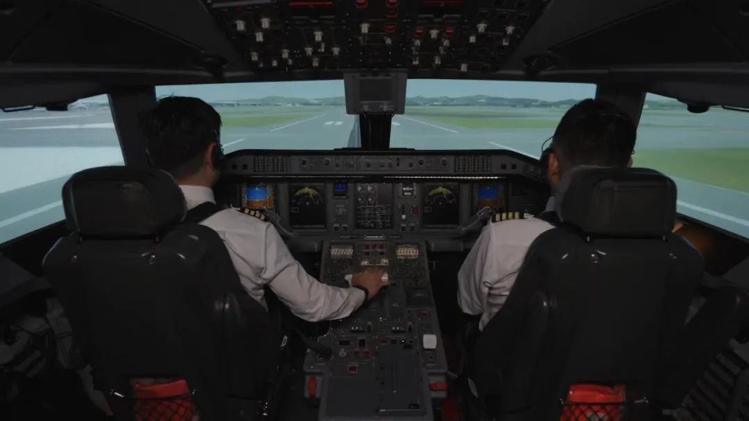 飞行员使用全动飞行模拟机视景系统进行训练。受访单位供图