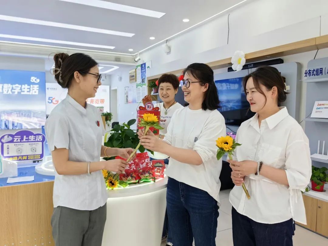 图为中国电信安徽固镇分公司为备考家长送上一朵向日葵