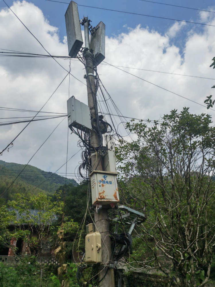 图为龙潭寨是华江乡第一个开通电信5G基站的村寨