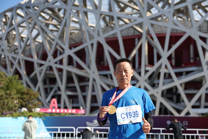 浙江跑者许坚毅第一次参加北马，4小时05分29秒完赛。 新京报记者 王飞 摄