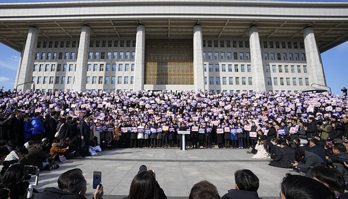 2024年12月4日，首尔，韩国共同民主党党首李在明及支持者聚集在国会大厦前要求尹锡悦下台。图片来源：视觉中国