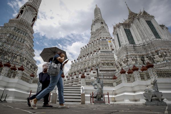 图说：7月1日，游客在泰国曼谷的黎明寺游览。 新华社/欧新