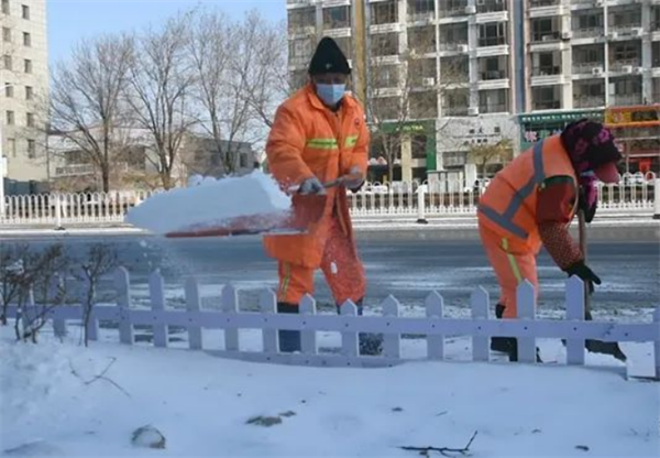 雪后环卫工人正在清扫积雪 供图 营口市委宣传部