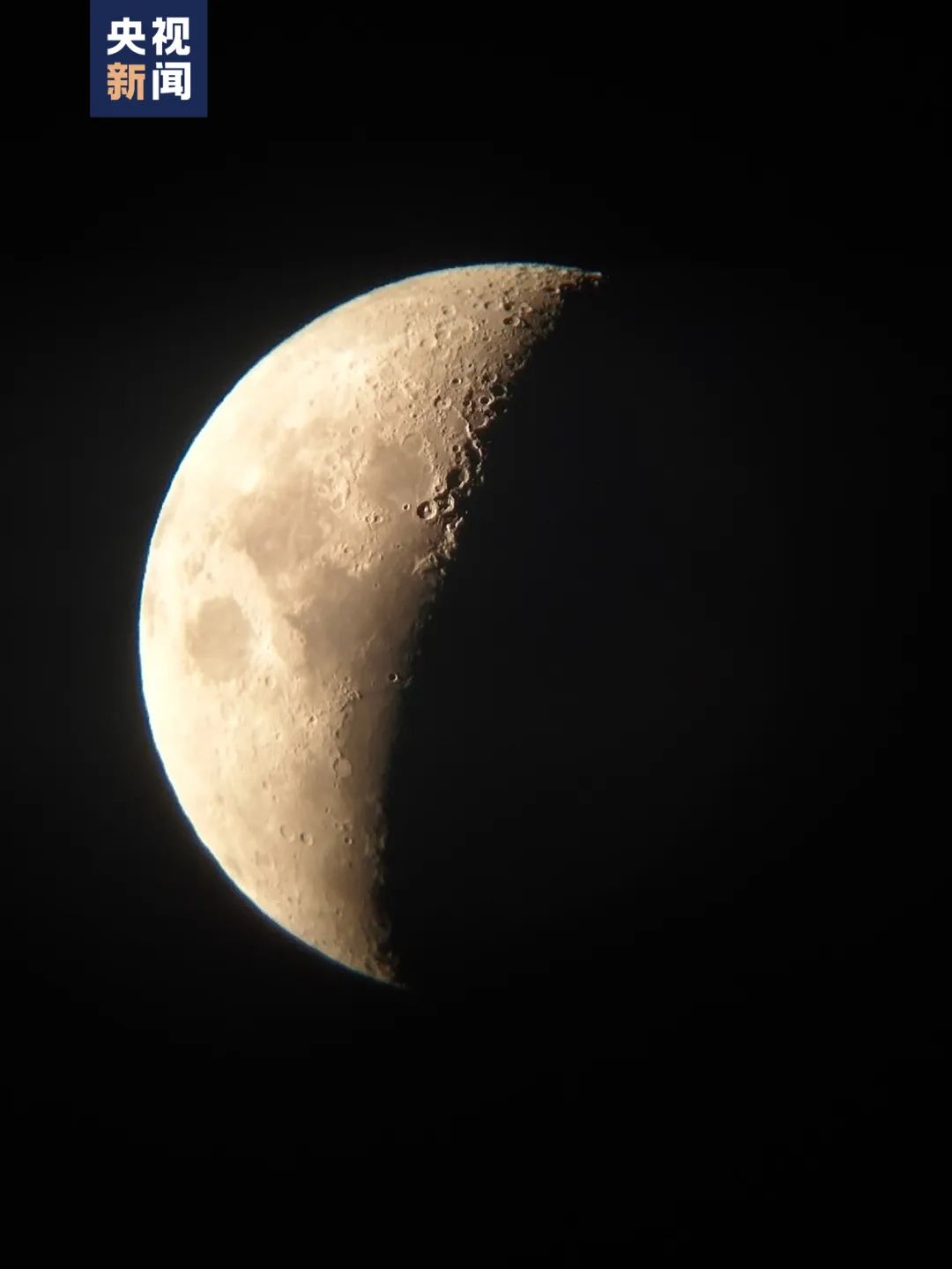 △ 王耀斌利用自制望远镜和手机拍摄到的月球表面