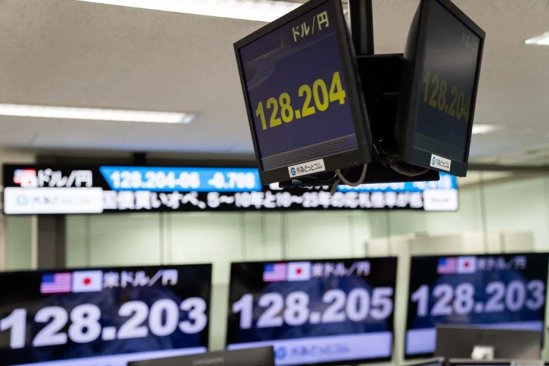 ▲2022年4月20日，日本东京一家外汇经纪公司的大屏幕上显示着日元与美元的实时汇率情况。图/新华社