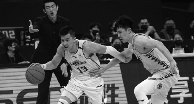 4月20日，辽宁本钢队球员郭艾伦（前左）在比赛中带球突破。新华社发