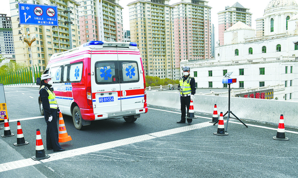 交警为医务车辆保驾护航。本报记者 陆广涛 摄