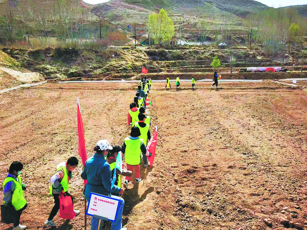 孩子们进入研学基地进行点种蒜苗体验学习活动。本报记者 陈 俊 罗 珺 李庆玲 摄