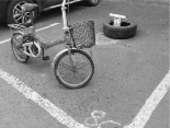 车位被自行车、轮胎占用。