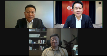 许锦波教授(左上)与高文教授(中)、谢晓亮教授(右上)展开对话