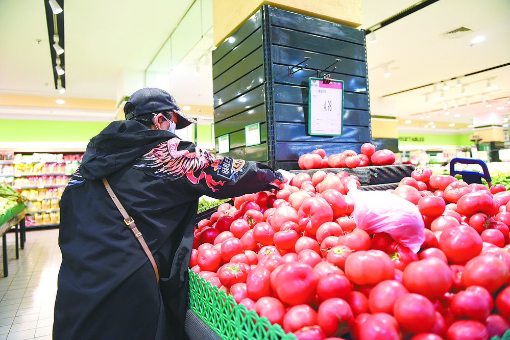 超市中的新鲜蔬菜。本报记者 陆广涛 张慧慧 摄