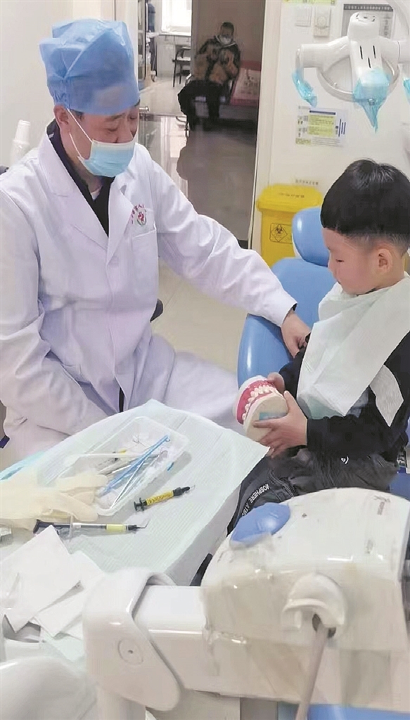 援疆医生蒋锐平（左）为患者做完口腔检查后，给患者讲解口腔健康知识（资料图片） 。 祁长国 摄