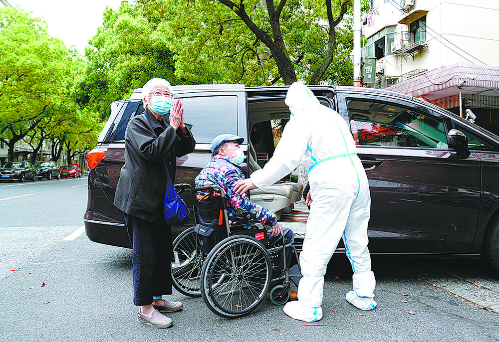 上海闵行区古美社区卫生服务中心司机冯守光把血透患者和家属送回家（4月18日摄）。新华社记者 张建松 摄