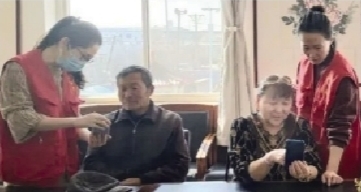 志愿者教老人使用智能手机。辽沈晚报、辽宁文明网记者 徐刚 摄