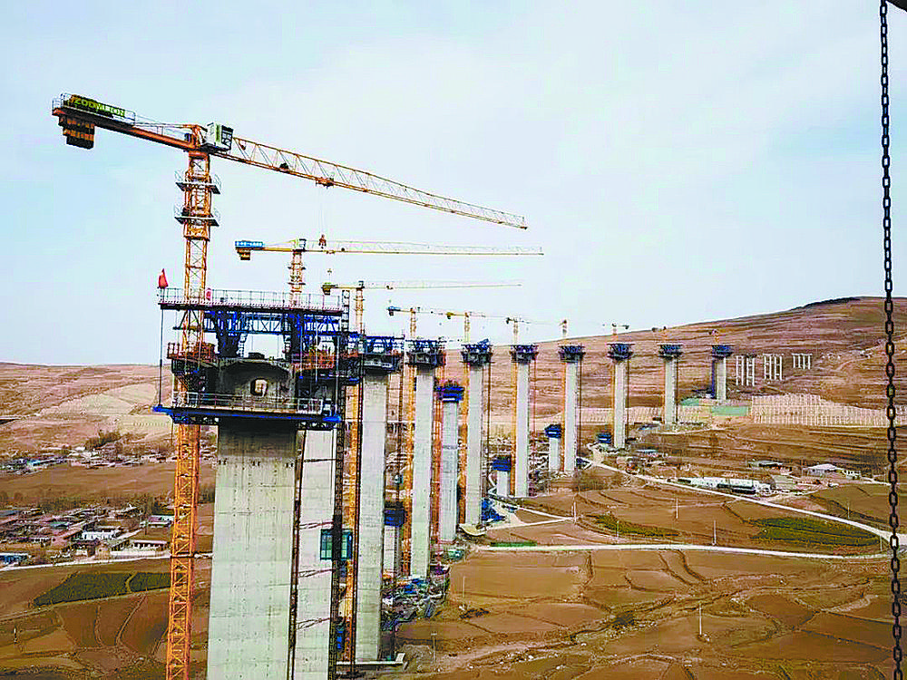 建设中的乐化高速公路。青海省交通建设管理有限公司供图