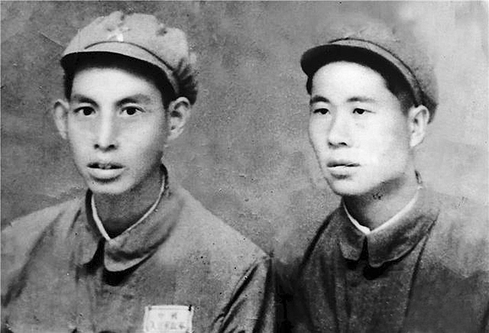 杨世福（右）和战友的合照（资料图片）。