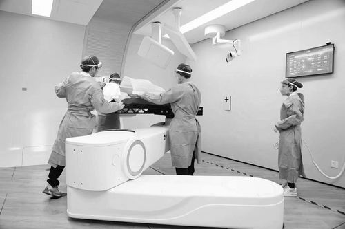 国产质子治疗示范装置首次启用180度旋转束治疗室