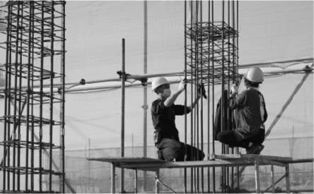 5月3日，建筑工人正在工地上进行现场施工。新华社片