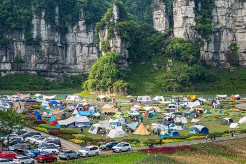 “五一”国内旅游收入降四成 露营经济和西部区域各现生机