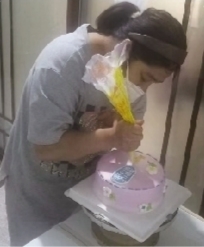 5月2日，妻子王新正在家里为志愿者做蛋糕。受访者供图