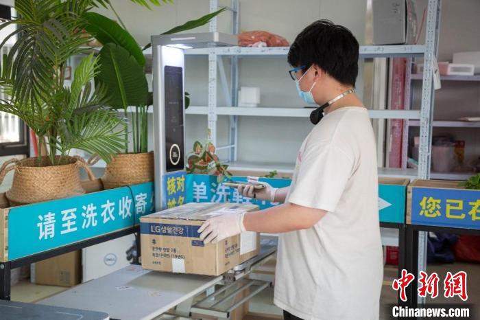 上海第二工业大学自主设计的“灭毒安检机” 可为进校的快递包裹、箱包、文件等物品进行全方位消毒。上海第二工业大学 摄