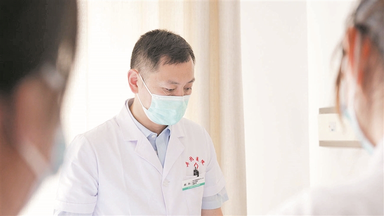 5月2日，张弘在兵团医院病房查房。 兵团日报全媒体记者 丁愉 摄