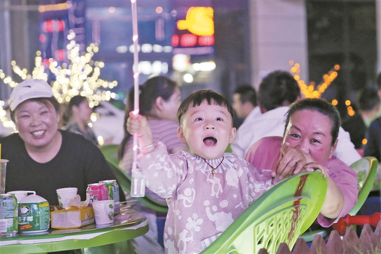 图① 阿拉尔市天汇城夜市人头攒动（摄于5月2日）。官跃志 摄