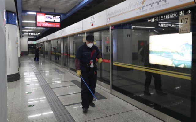 5月12日，北京地铁7号线双井站，保洁人员对站台进行消毒。中国日报记者 邹红 摄