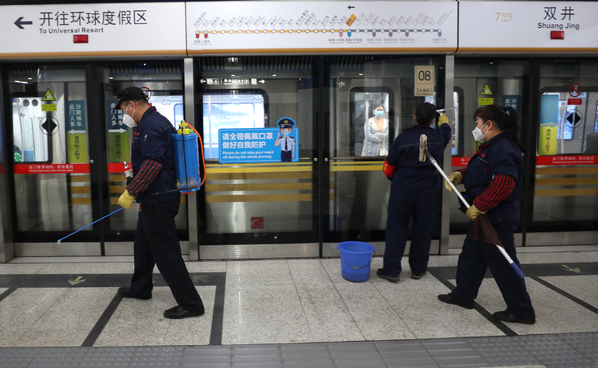 5月12日，北京地铁7号线双井站，保洁人员对站台进行消毒。中国日报记者 邹红 摄