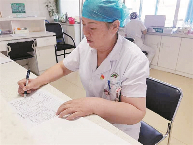 徐芳在收集患者资料（资料图片）。 兵团日报常驻记者 张西安 摄