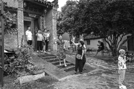 游客在一农家乐就餐后离开。（资料照片）据新华社