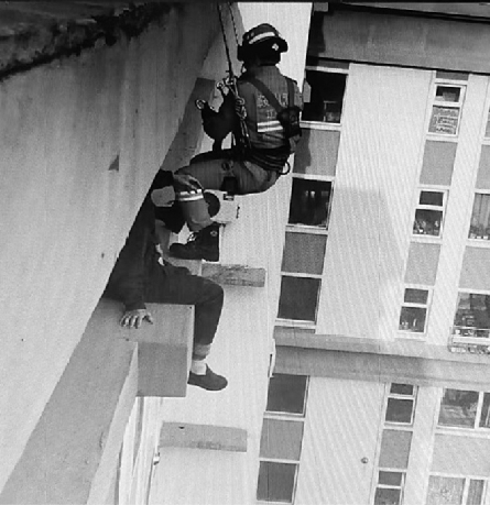 男子被困24层外平台 消防悬垂惊险营救