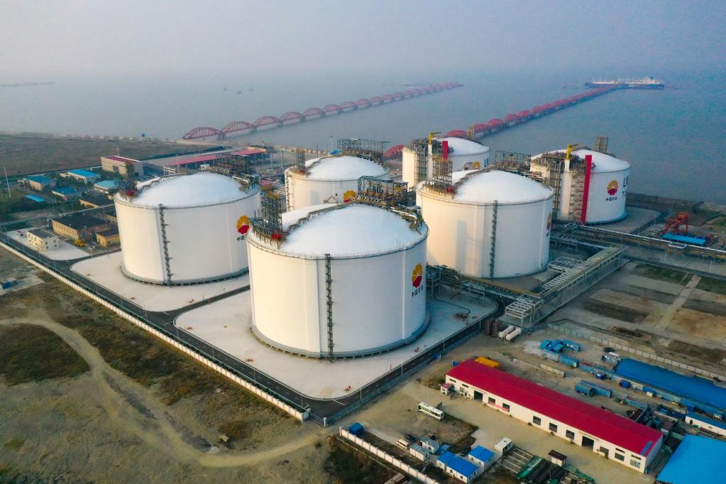 位于南通洋口港阳光岛的LNG（液化天然气）储罐（无人机照片）。新华社记者 李博 摄