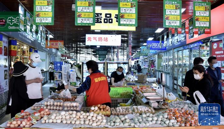 ↑5月13日，市民在北京市朝阳区一家便民市场购物。新华社记者李欣摄