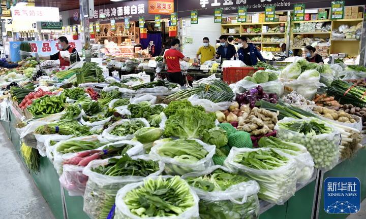 ↑5月13日，市民在北京市朝阳区一处菜市场选购蔬菜。新华社记者李欣摄