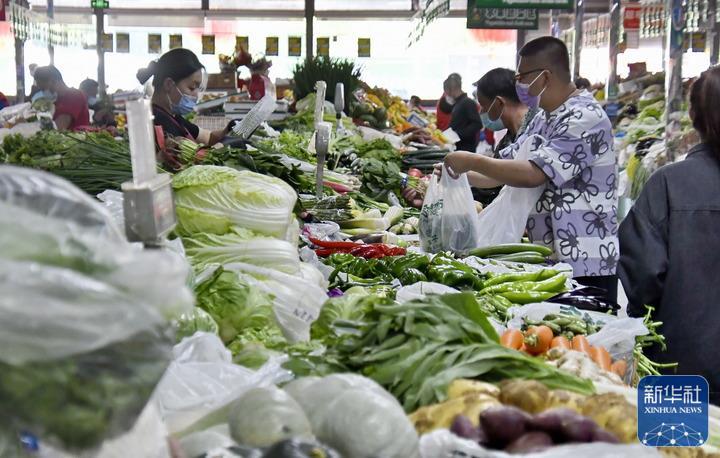 ↑5月13日，市民在北京青年路的菜市场选购蔬菜。新华社记者李欣摄