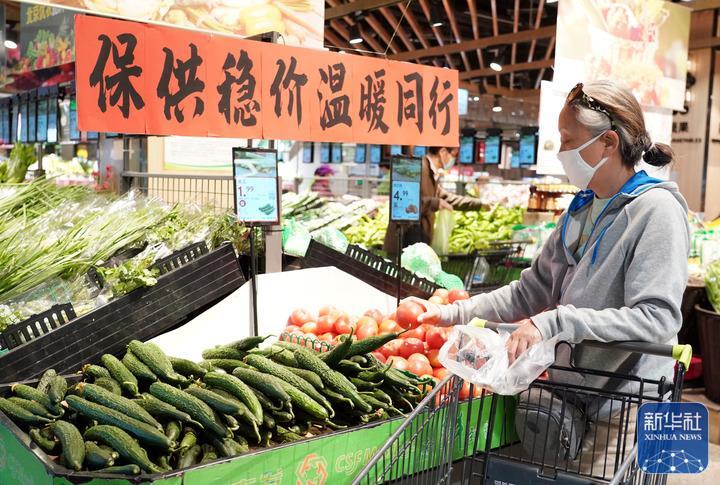 ↑5月13日，在位于北京市海淀区的超市发双榆树店，市民选购蔬菜。新华社记者 任超 摄
