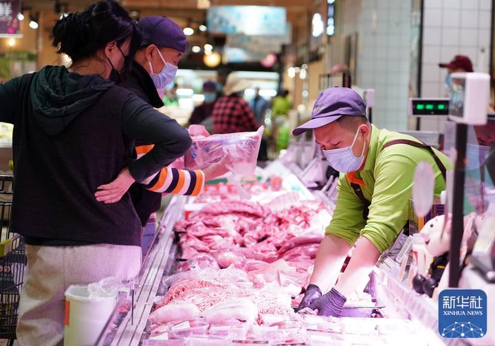 ↑5月13日，在位于北京市海淀区的超市发双榆树店，市民挑选鲜肉。新华社记者 任超 摄
