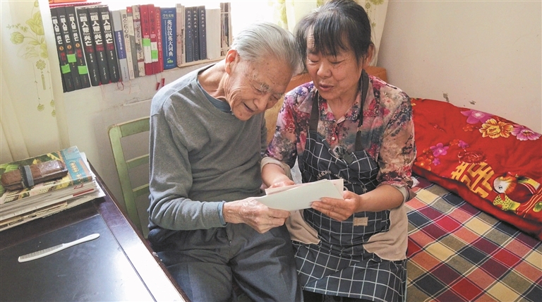 5月12日，徐敬成与帅玉学（右）在家看老照片。兵团日报全媒体记者 张美玲 摄