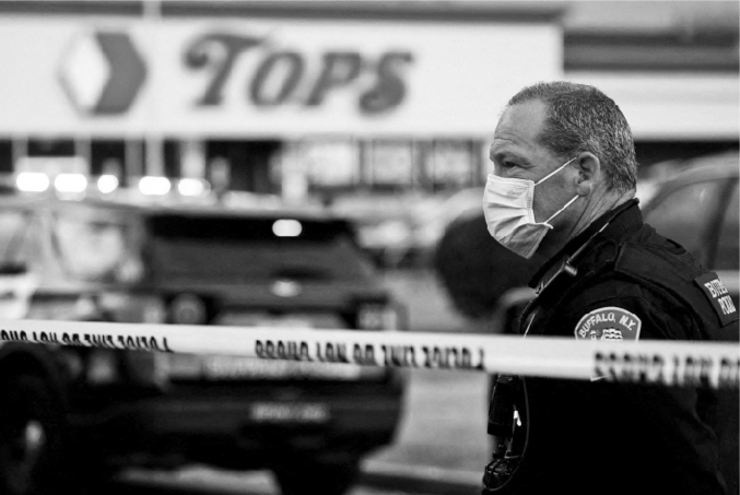 5月14日，警察在美国纽约州布法罗市的枪击事件现场警戒。