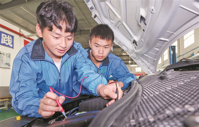 4月27日，在贵州省黔东南苗族侗族自治州岑巩县中等职业学校，学生在实训室学习汽车修理技术。 新华社发（胡攀学 摄）