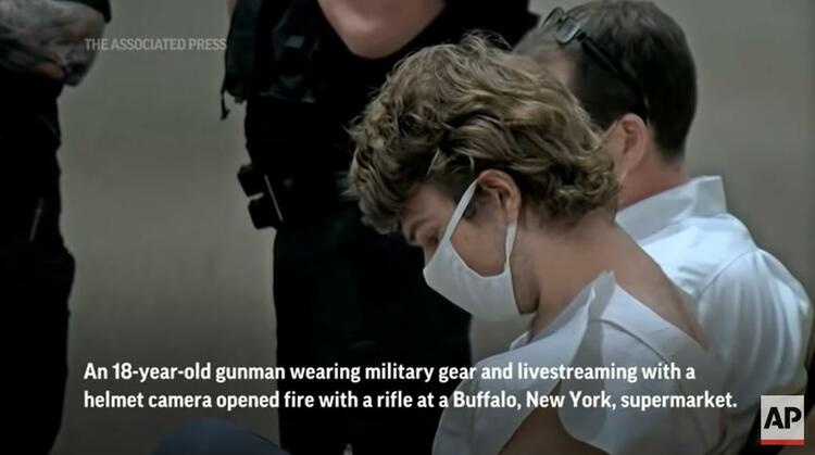△美联社：一名18岁男子持枪袭击布法罗一家超市，他身穿军用装备，头盔上装有用于直播的摄像头。