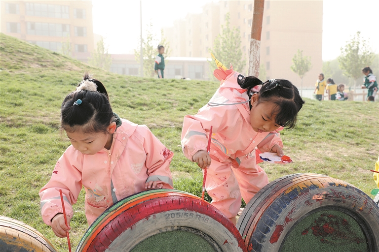 4月26日，塔里木第三幼儿园的小朋友们在园内上快乐的涂鸦实践课。唐任颖 摄