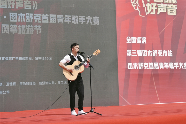 5月1日，《中国好声音》全国巡演三师图木舒克站初赛现场，参赛选手在弹唱歌曲。刘杰 摄