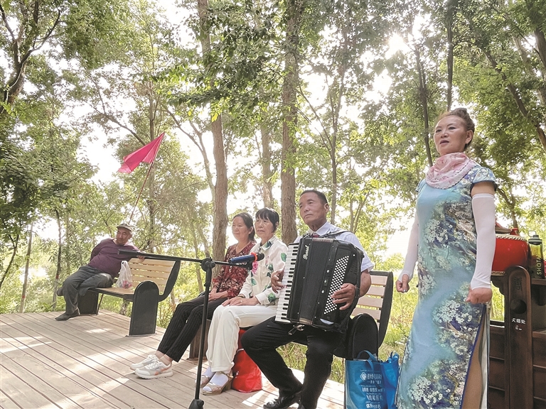 5月9日，三师图木舒克市老年自由娱乐艺术团在图木舒克市锦绣公园表演节目。 兵团日报全媒体记者 张美玲 摄