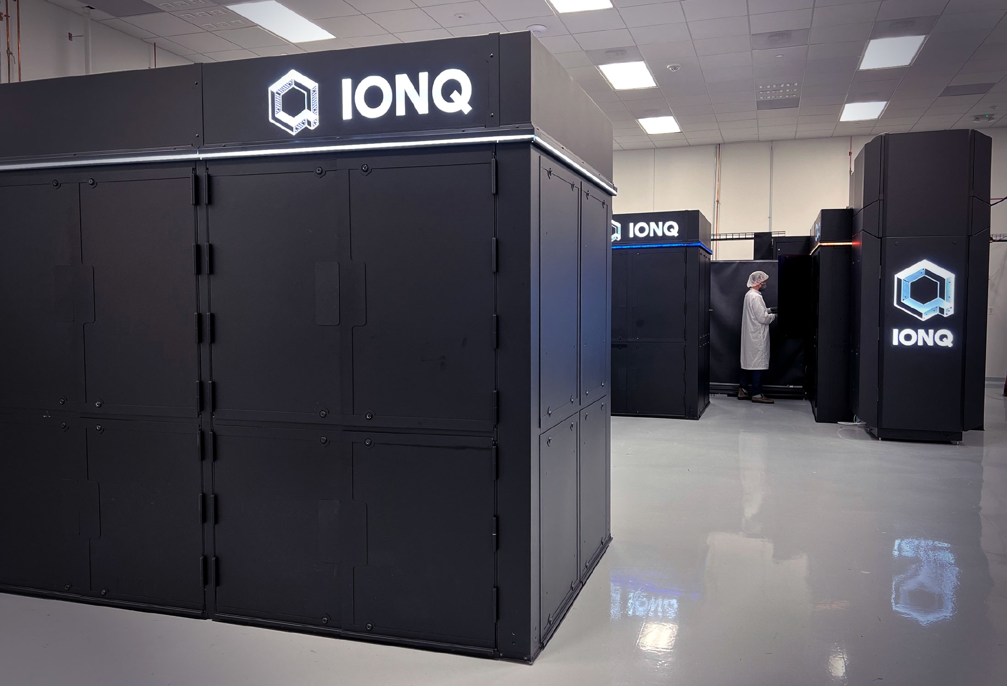 位于马里兰州大学公园量子数据中心的IonQ Forte（左前）照片。（图源：IonQ）